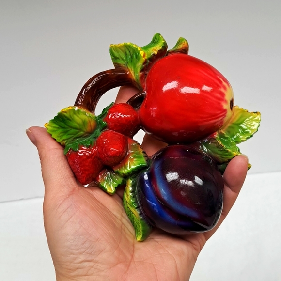 Vintage 1950’s set of 2 chalkware fruit cluster 2D wall plaques - Picture 9 of 12